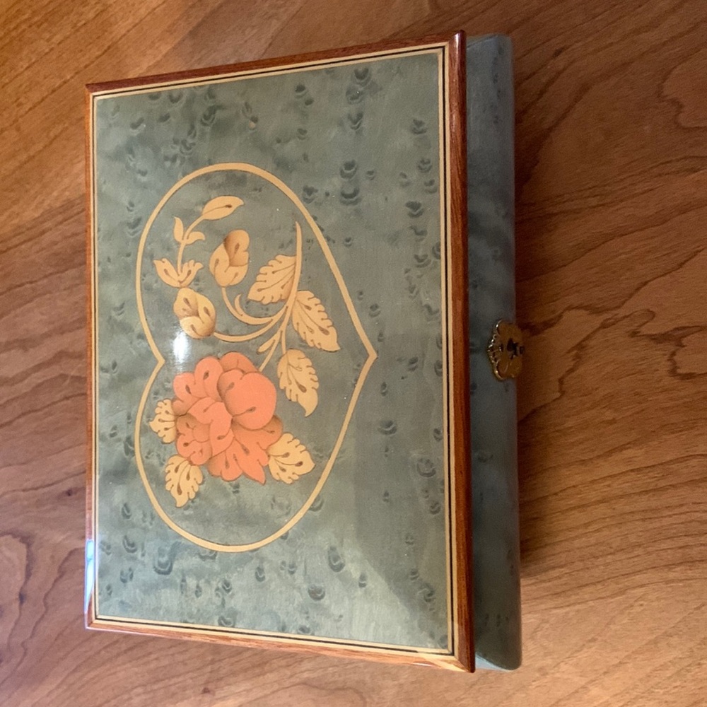 Reuge vintage music box. Plays “I will always love you”